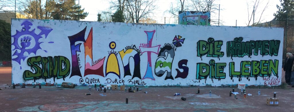 zu sehen ist ein Graffiti mit dem Spruch FLINTA*s die Kämpfen sind FLINTA*s die leben
@queer durch Berlin
Raus zum 8. März